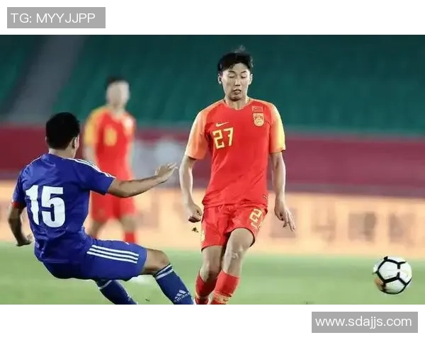 足球明星意外踢球误伤孩子引发热议家长呼吁加强安全措施